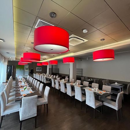 Iness Hotel Λοτζ Εξωτερικό φωτογραφία