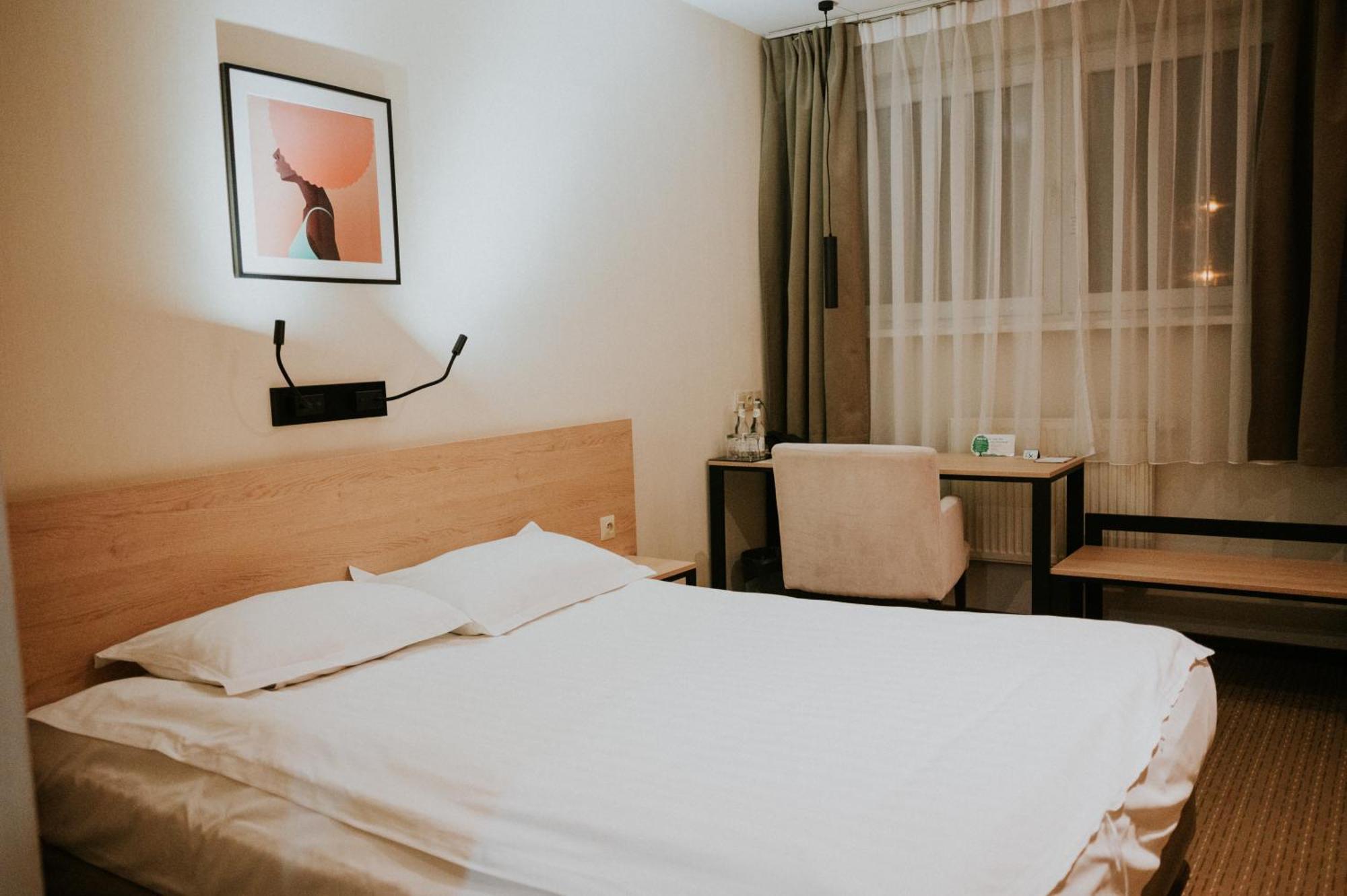 Iness Hotel Λοτζ Εξωτερικό φωτογραφία
