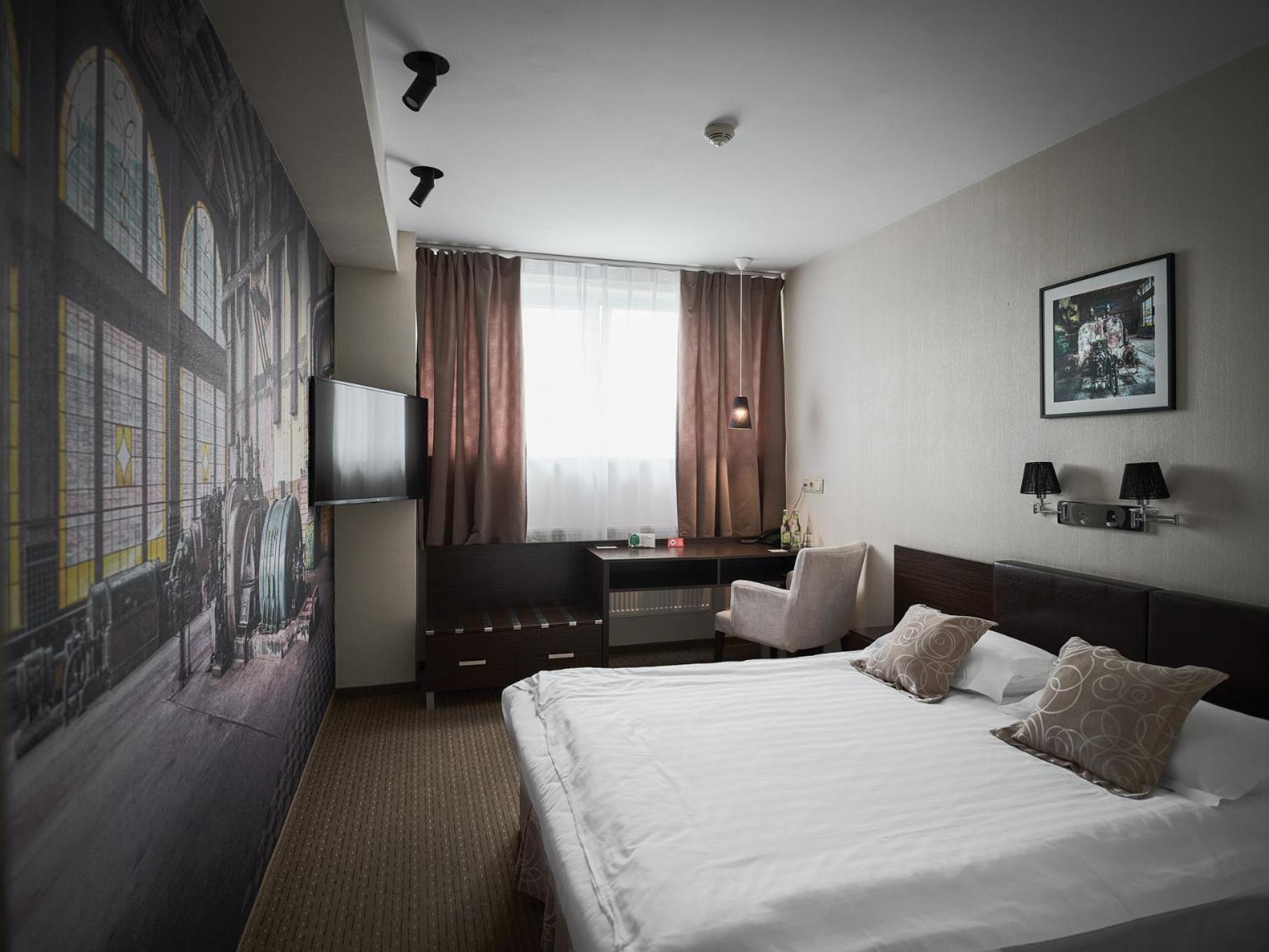 Iness Hotel Λοτζ Εξωτερικό φωτογραφία