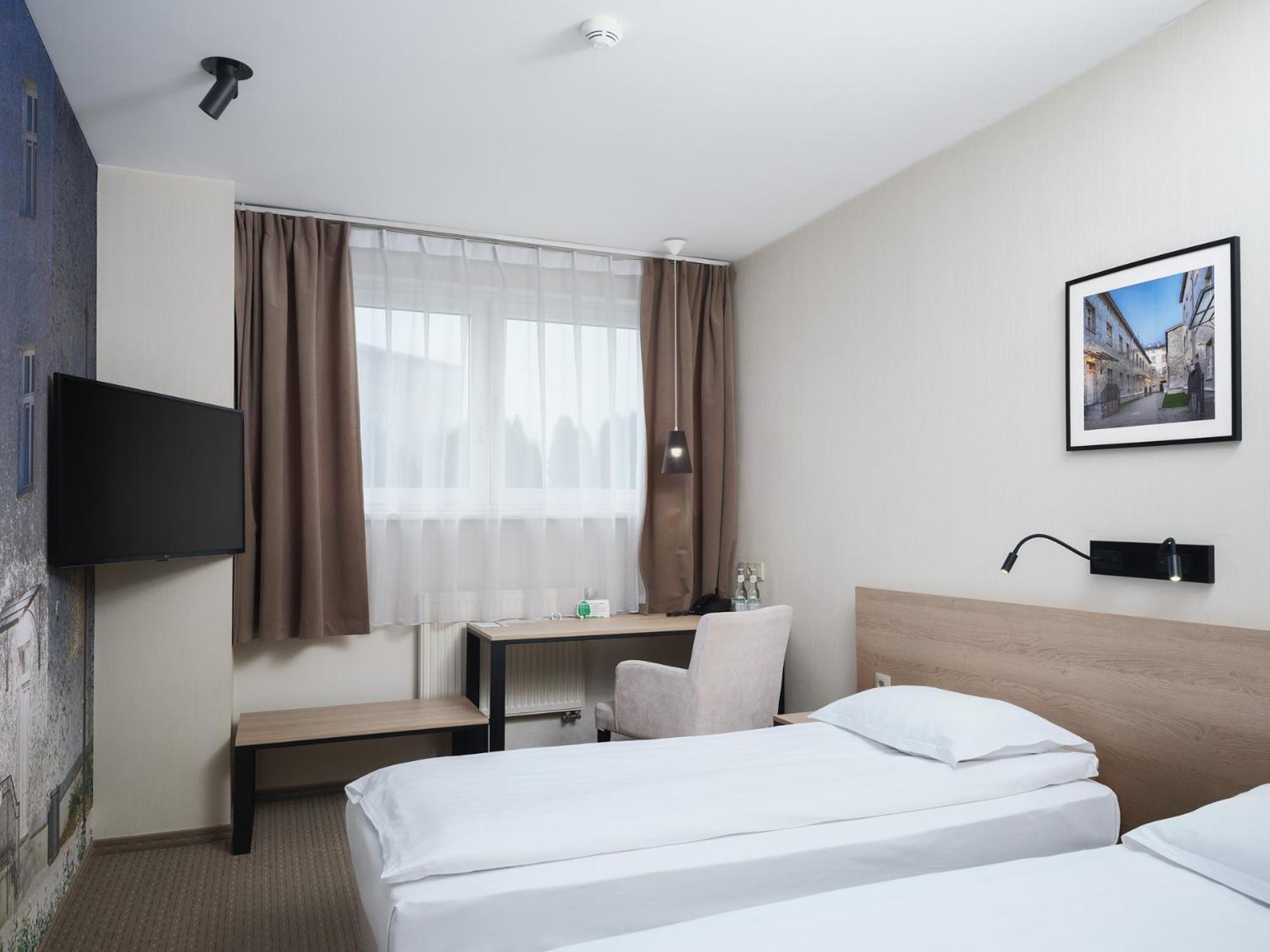 Iness Hotel Λοτζ Εξωτερικό φωτογραφία