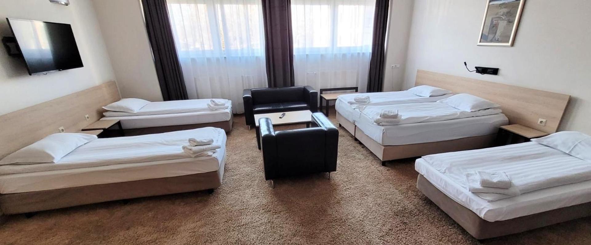 Iness Hotel Λοτζ Εξωτερικό φωτογραφία